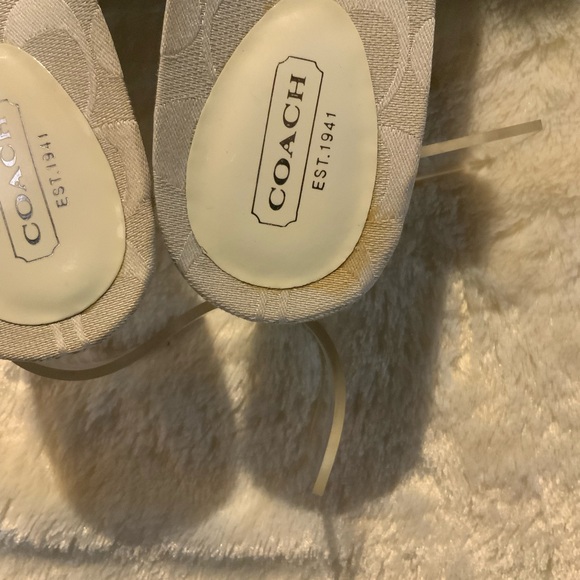 NWOT COACH - White monogram flip flops with a lovely flower on top. Sz 6 - Picture 2 of 7